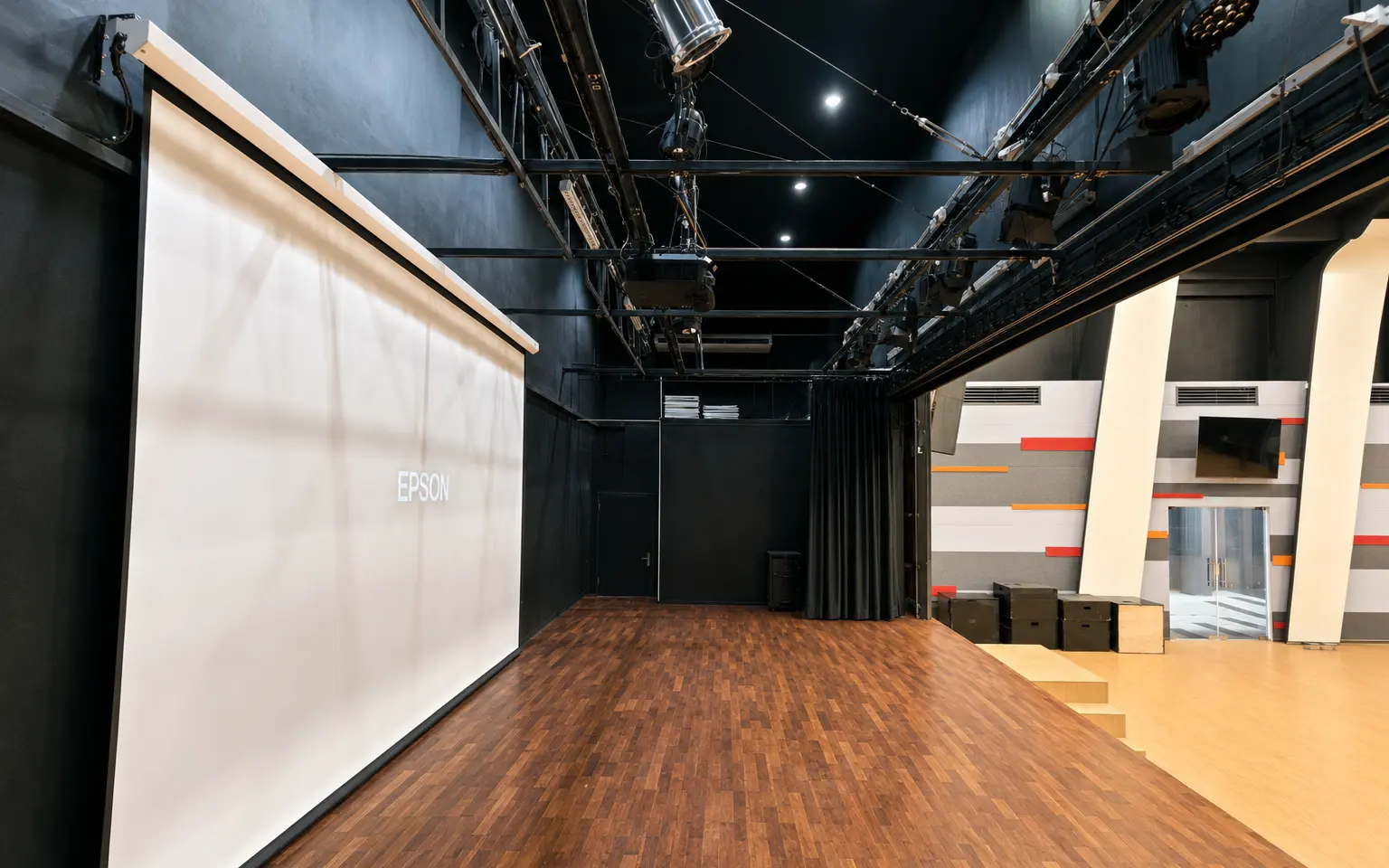 Large fixed-frame projection screen
