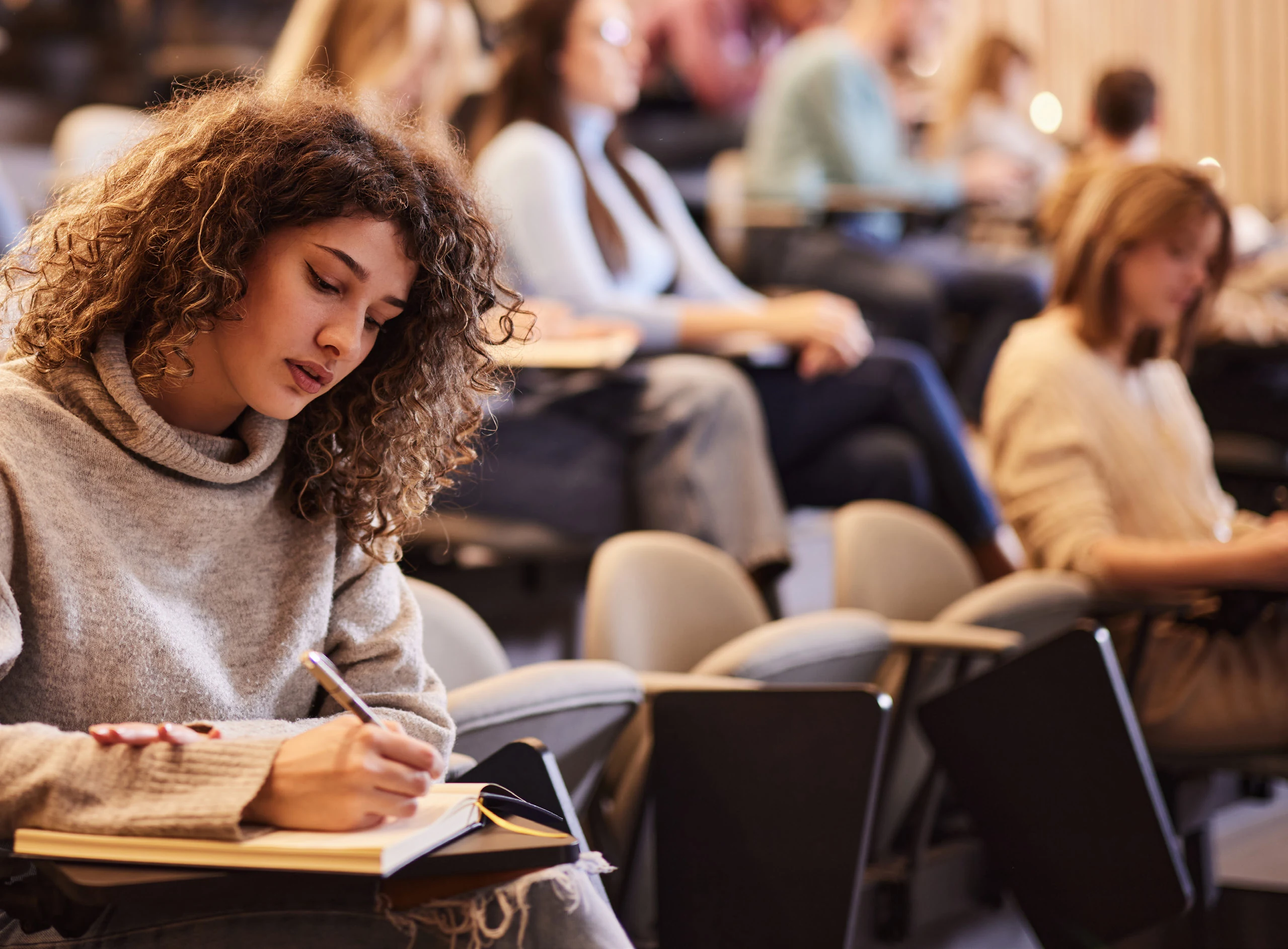 Audience in a lecture venue using an Auri Auracast assistive listening system